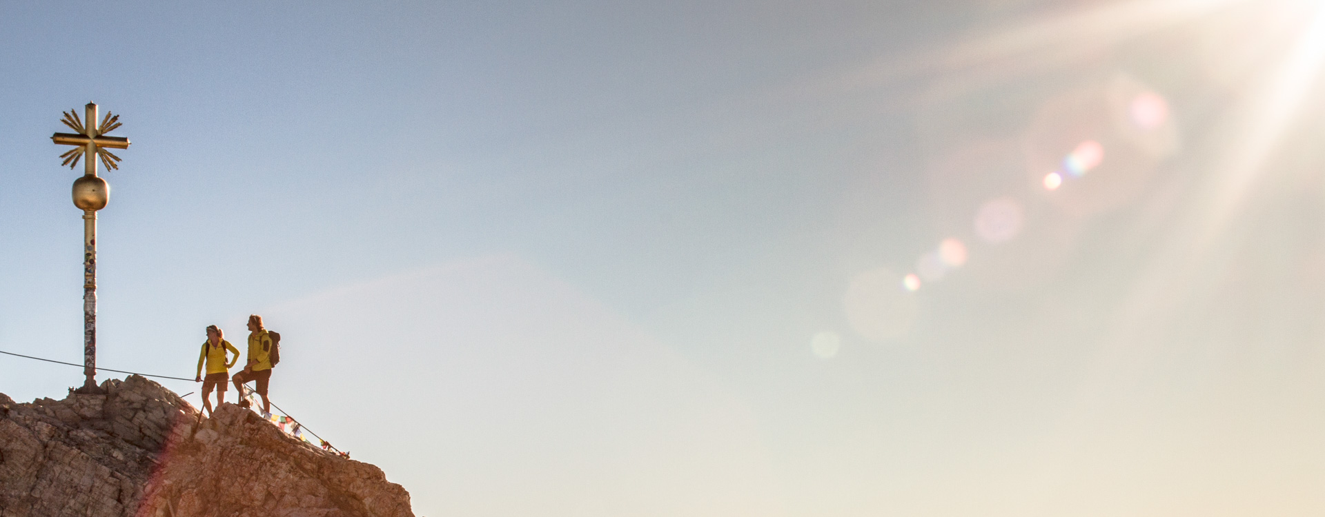 am-gipfelkreuz-der-zugspitze-mit-Bergfuehrer