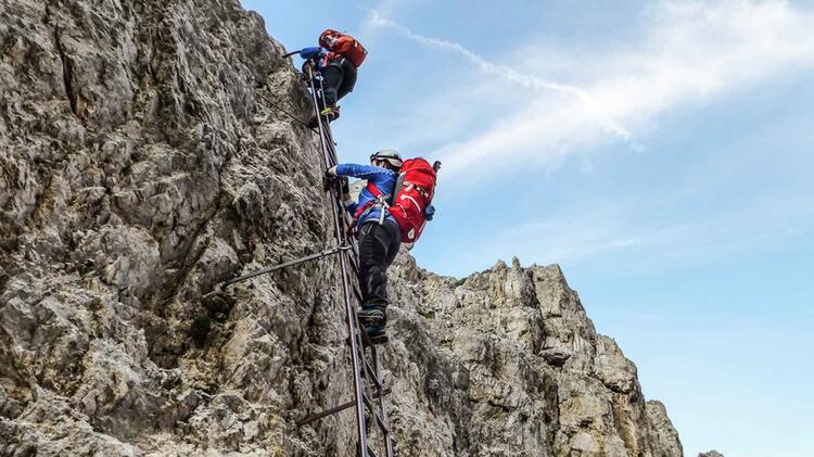 Begehen Einer Leiter Auf Den Klettersteigen In Den Dolomiten