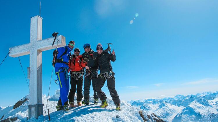 Der Gipfel Des Piz Buin Mit Bergfu Hrer