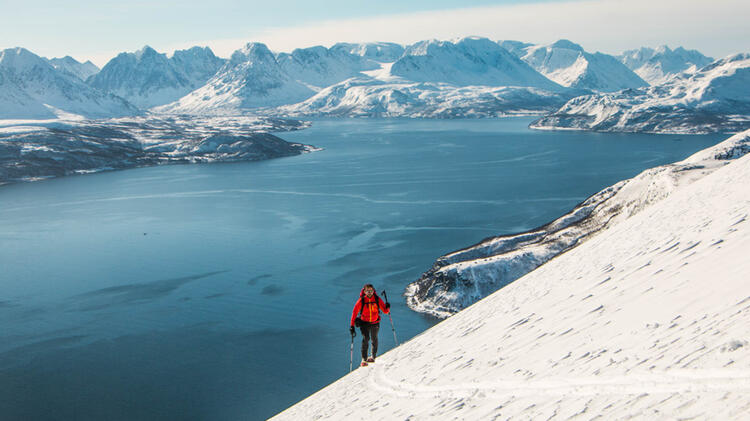Die Letzten Meter Zum Gipfel Bei Den Skitouren Mit Stuetzpunkt Auf Dem Schiff In Lyngen