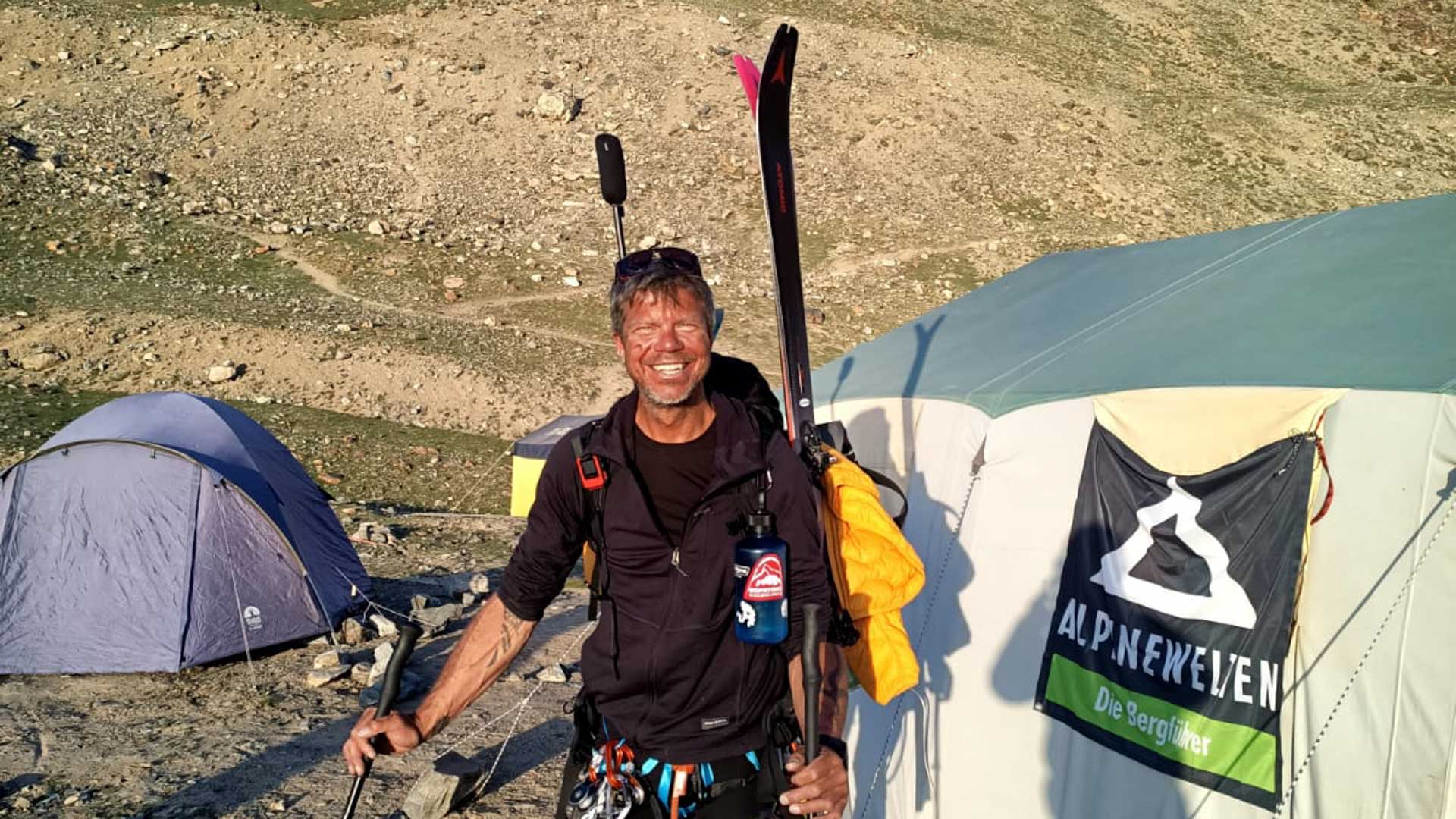 Freudestrahlender Gipfelbesteiger