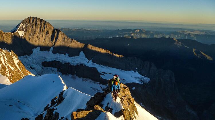 Kletterei Am Finsteraarhorn Auf Der Gefuehrten Hochtour Im Berner Oberland