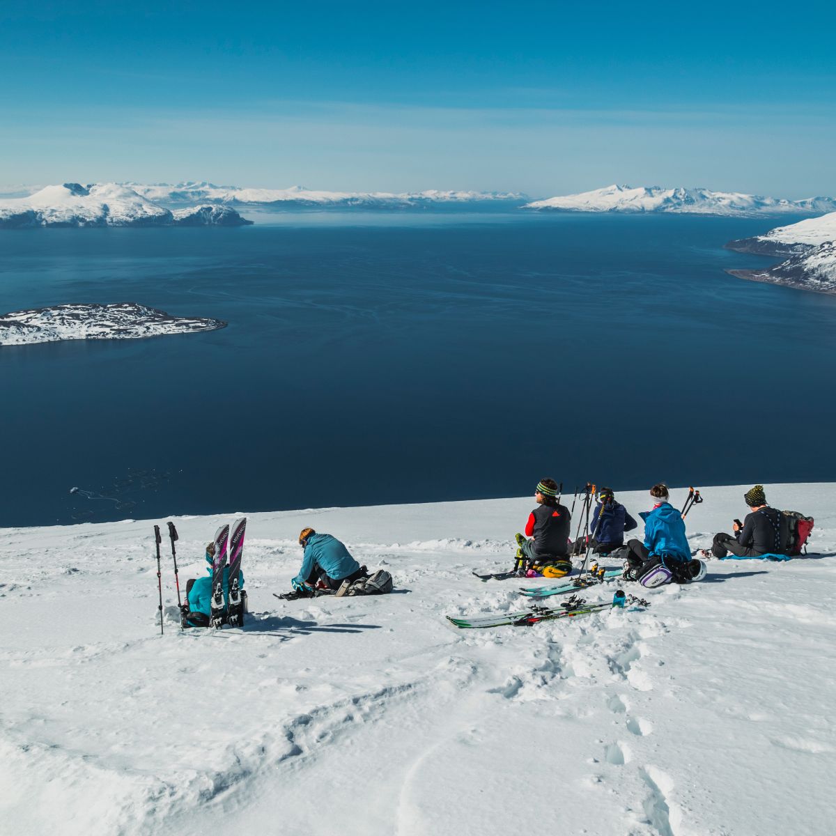 pause-bei-der-gefuehrten-skitouren-woche-vom-boot-in-norwegen-lyngen.jpg