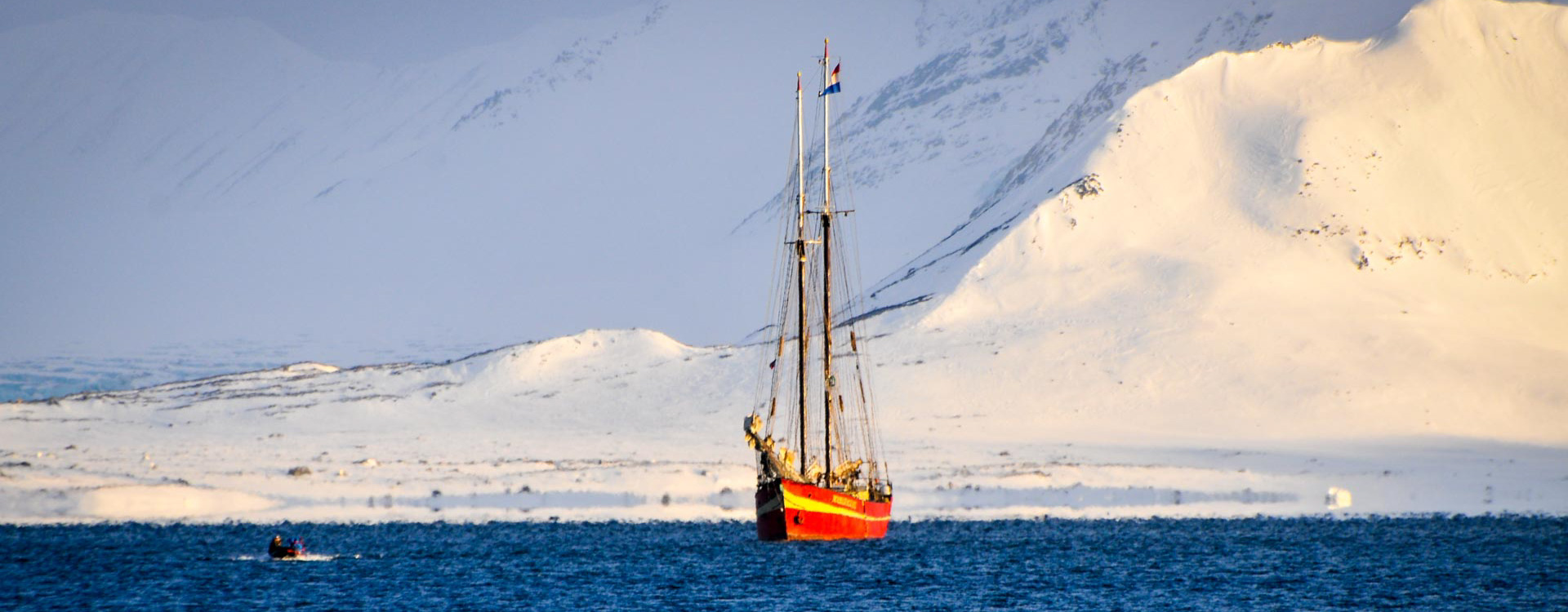 skitouren-svalbard-spitzbergen-mit-dem-boot.jpg skitouren-svalbard-spitzbergen-mit-dem-boot.jpg