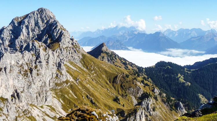 Wandern Im Tannheimer Tal Mit Blick Auf Die Rote Flueh